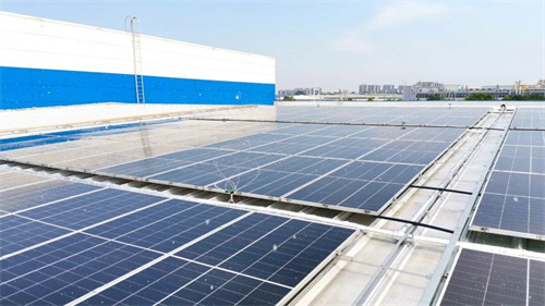 光伏清洗的AI黑科技：水花旋轉 電量滿(mǎn)滿(mǎn)！